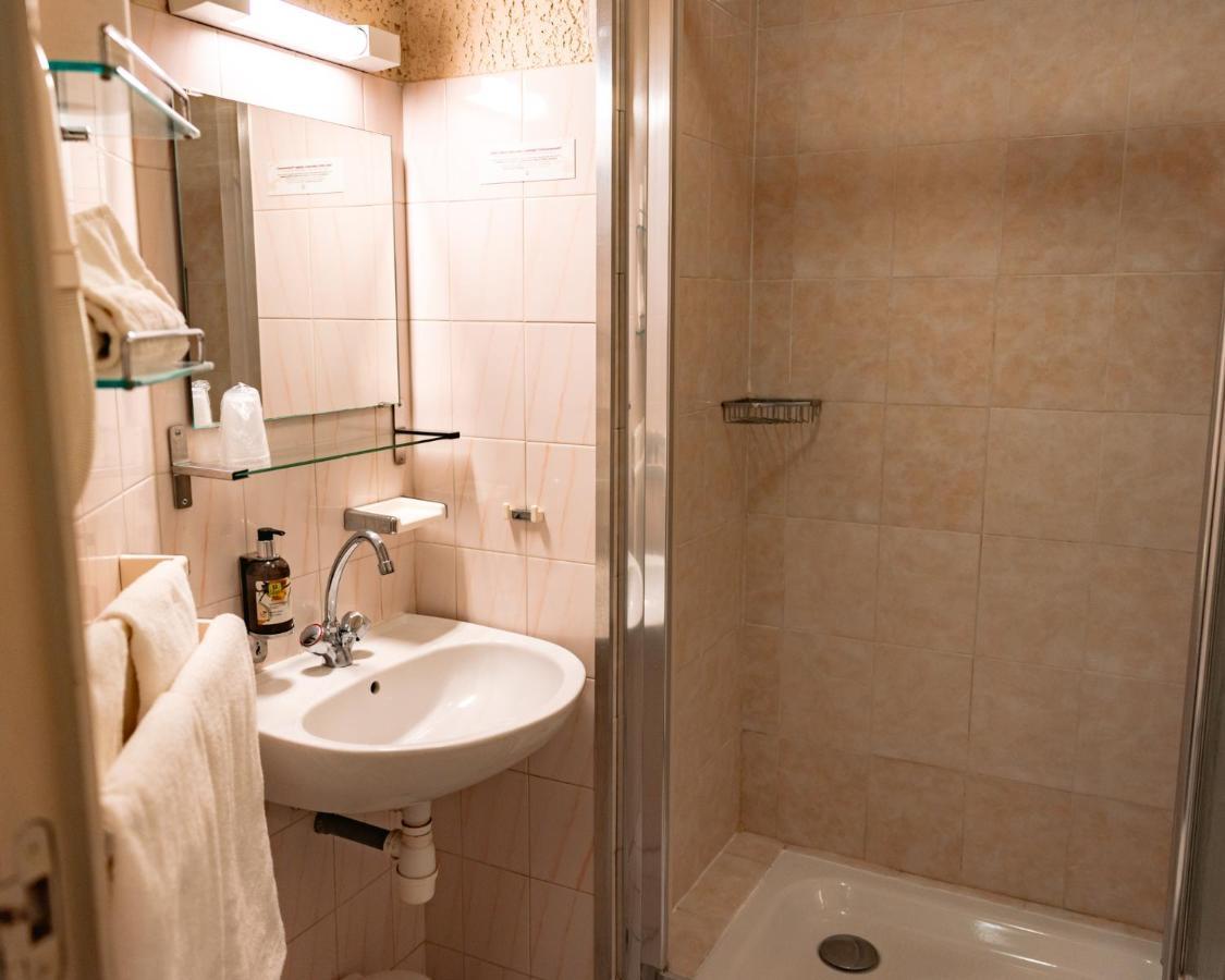 Logis Heraclee Saint-Gilles  Εξωτερικό φωτογραφία